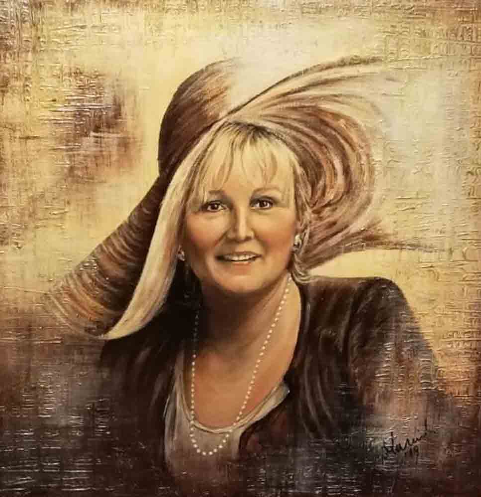 Gemaltes Porträt einer lächelnden Frau mit blondem Haar vor einem warmen, goldfarbenen Hintergrund mit abstrakten Strukturen.