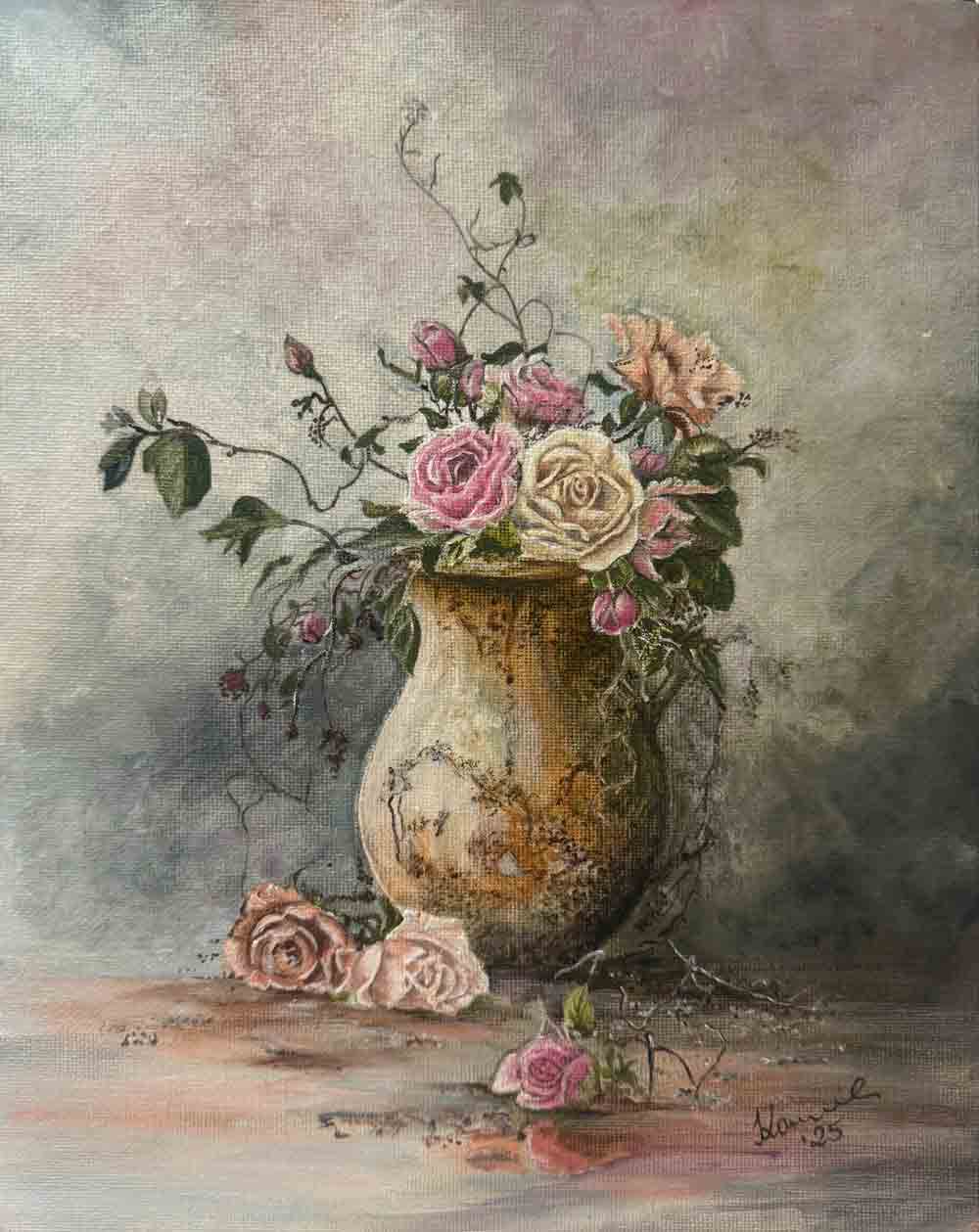 Gemälde eines Stilllebens mit einer Keramikvase, in der rosa und cremefarbene Rosen sowie zarte Zweige arrangiert sind.